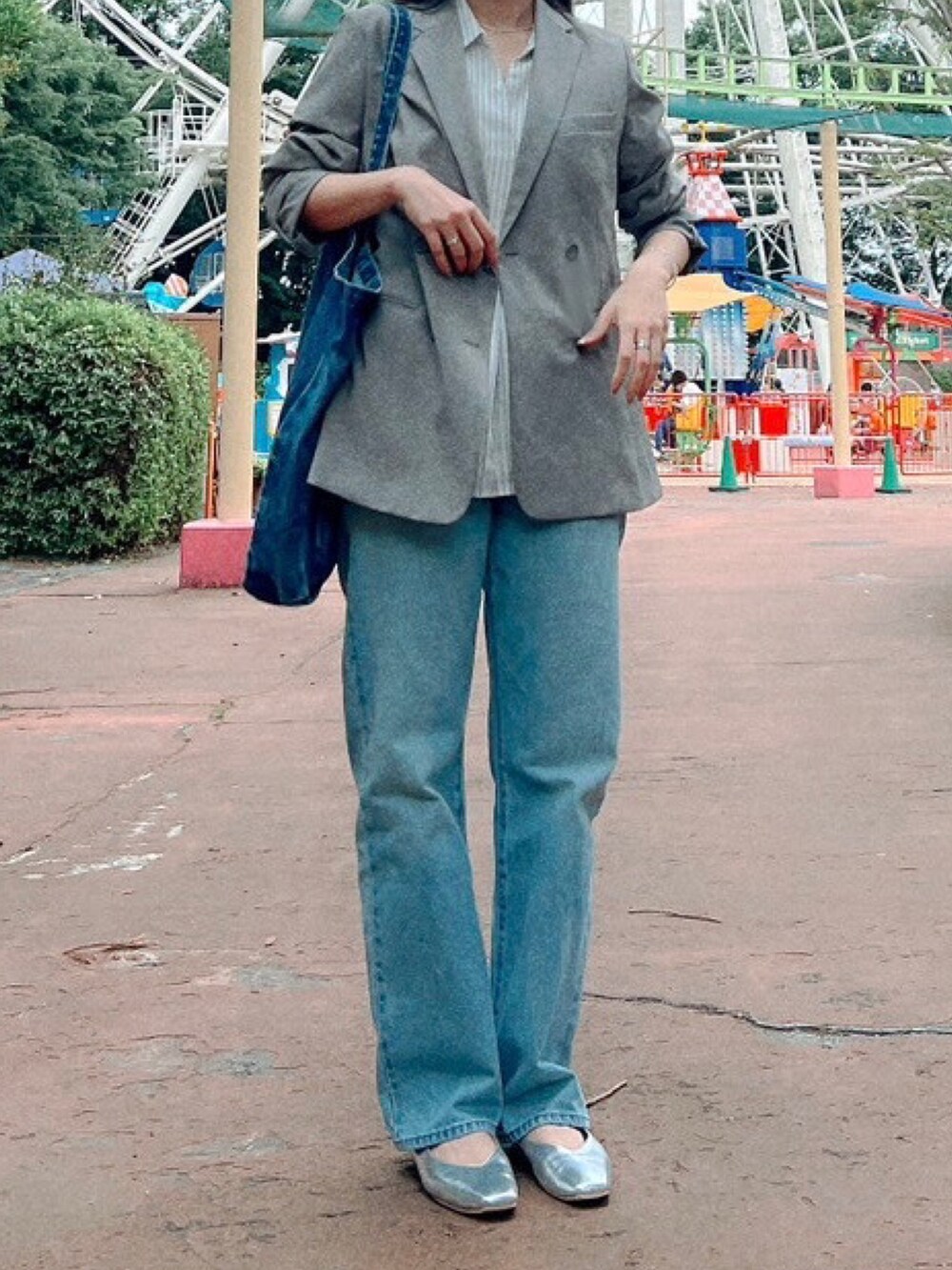 ブルー系のデニムパンツ、グレー系のジャケット/アウター、シルバー系のパンプスを着用したレディースの夏コーディネートの2枚目の写真
