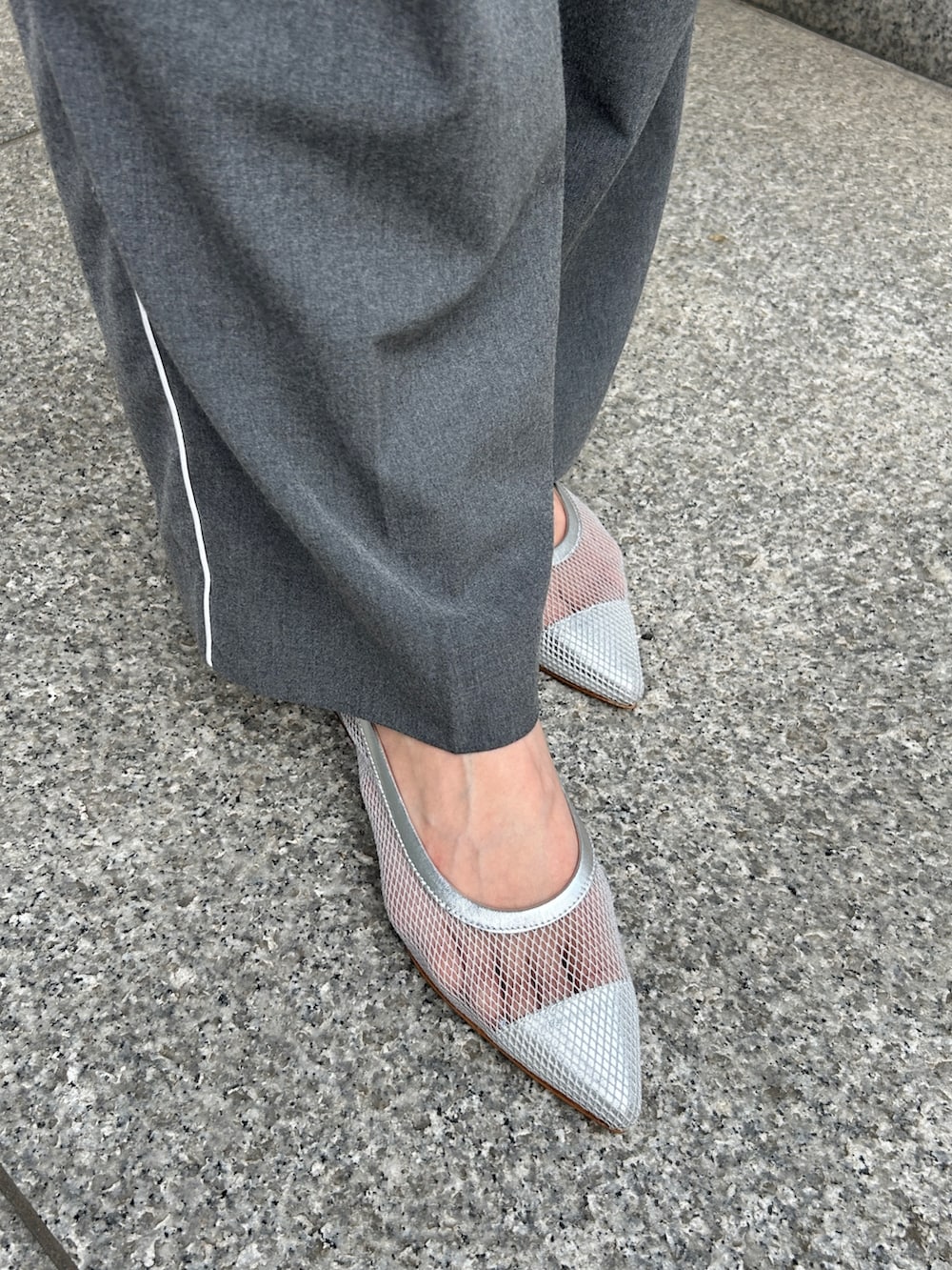 ホワイト系のシャツ/ブラウス、グレー系のスラックス、シルバー系のパンプスを着用したレディースの夏コーディネートの2枚目の写真