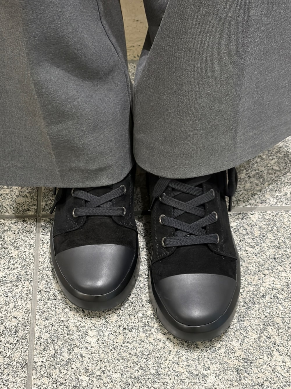 ブラック系のボストンバッグ、ブラック系のブーツ、ブラック系のキーホルダーを着用したレディースの冬コーディネートの3枚目の写真