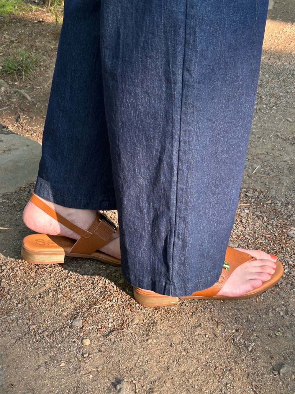 ブルー系のセットアップ、ブラウン系のTシャツ/カットソー、ブラウン系のサンダルを着用したレディースの春コーディネートの3枚目の写真