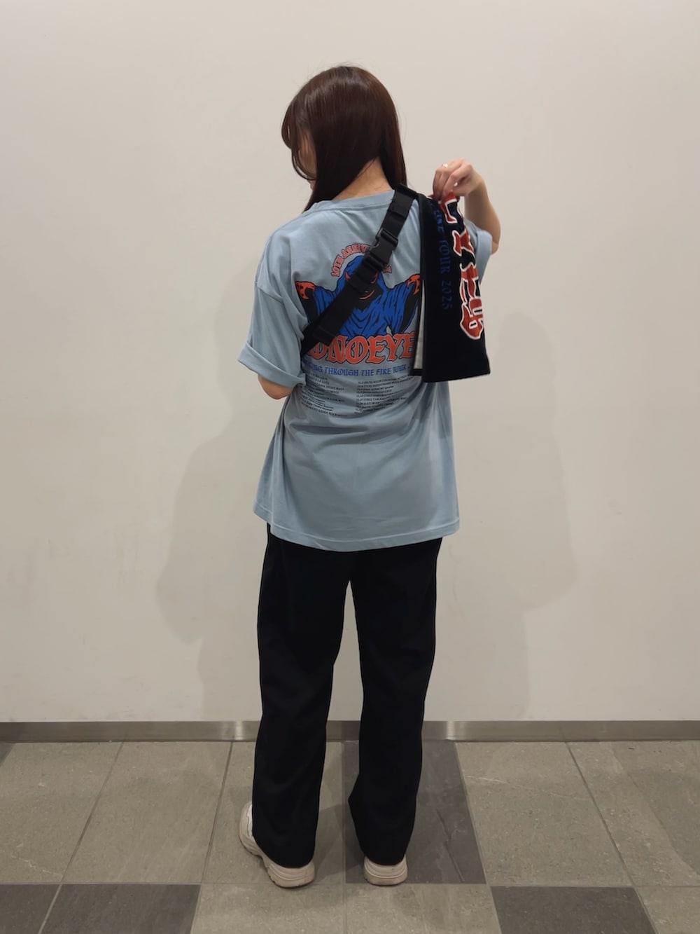 ホワイト系のスニーカー、ブラック系のスラックス、ブラック系のボディバッグ/ウエストポーチを着用したレディースの冬コーディネートの3枚目の写真