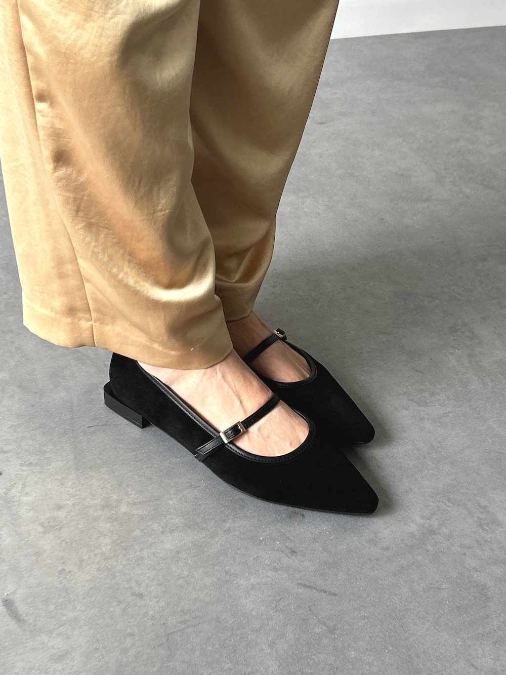 グレー系のニット/セーター、イエロー系のパンツ、ブラック系のパンプスを着用したレディースの秋コーディネートの3枚目の写真