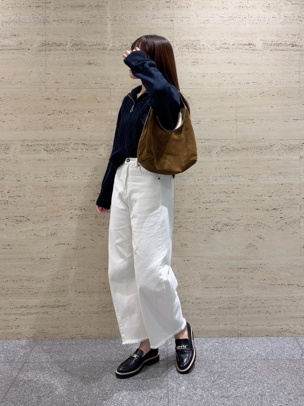 ブラウン系のトートバッグ、ブラック系のローファー、ブルー系のニット/セーターを着用したレディースの春コーディネートの2枚目の写真