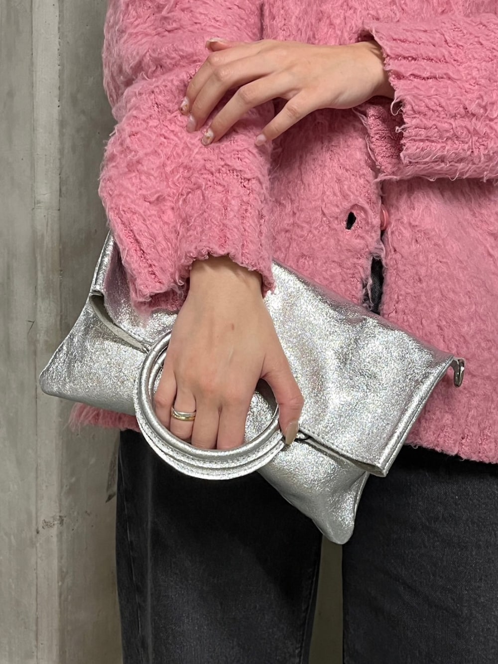 ピンク系のカーディガン/ボレロ、シルバー系のパンプス、シルバー系のトートバッグを着用したレディースの春コーディネートの3枚目の写真