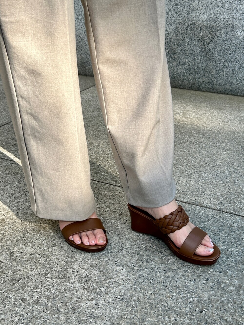 ベージュ系のパンツ、ブラウン系のニット/セーター、その他のトートバッグを着用したレディースの夏コーディネートの2枚目の写真