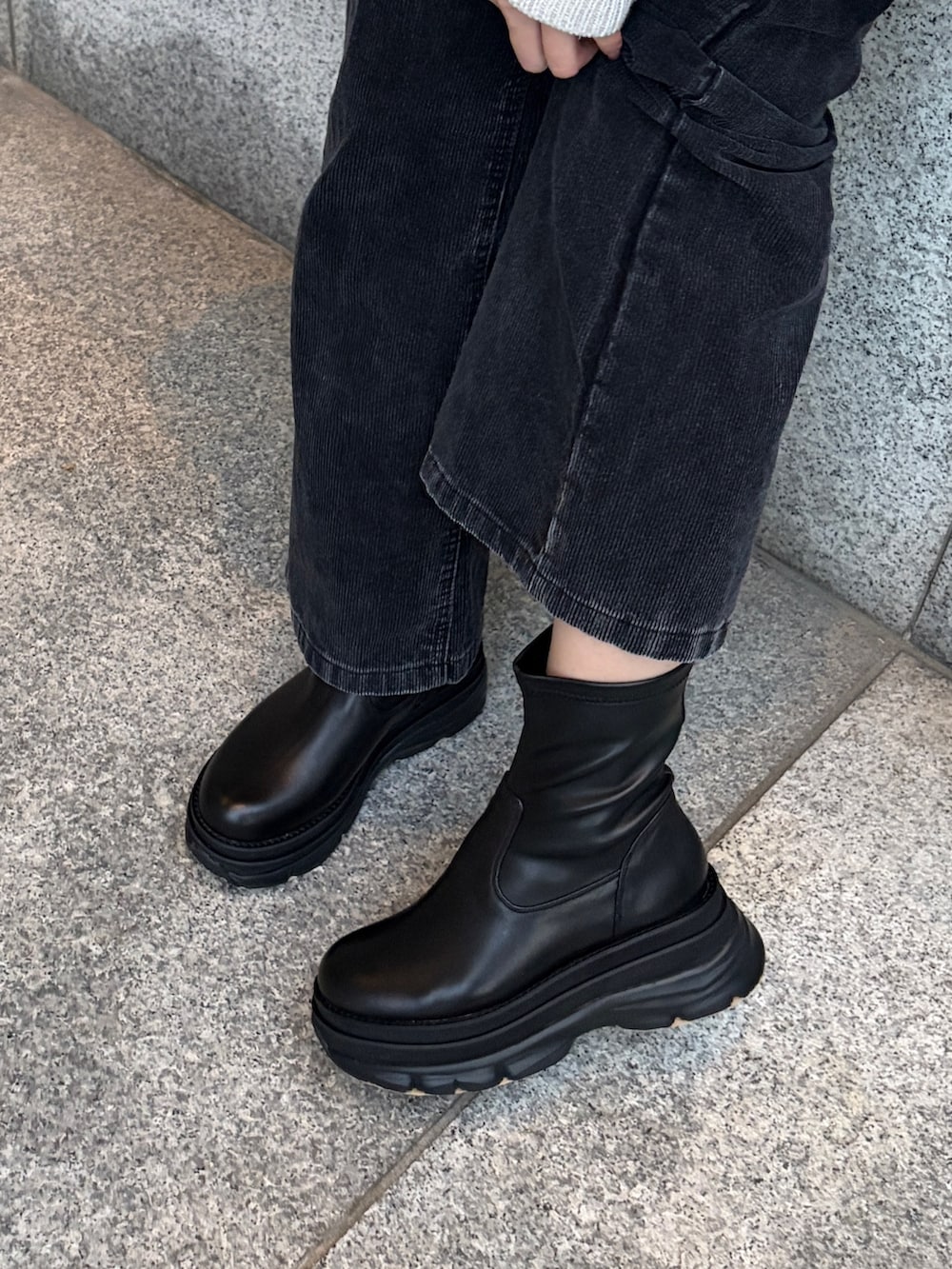 ベージュ系のナイロンジャケット、ブラック系のその他パンツ、ブラック系のブーツを着用したレディースの冬コーディネートの3枚目の写真