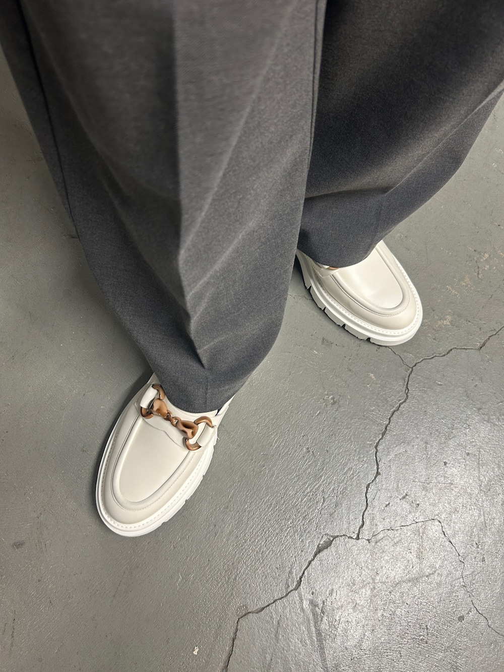 ホワイト系のローファー、ホワイト系のボストンバッグ、ホワイト系のシャツ/ブラウスを着用したレディースの春コーディネートの3枚目の写真