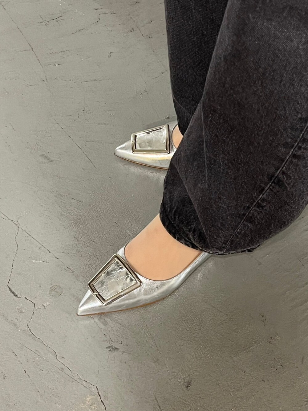 ピンク系のカーディガン/ボレロ、シルバー系のパンプス、シルバー系のトートバッグを着用したレディースの春コーディネートの2枚目の写真