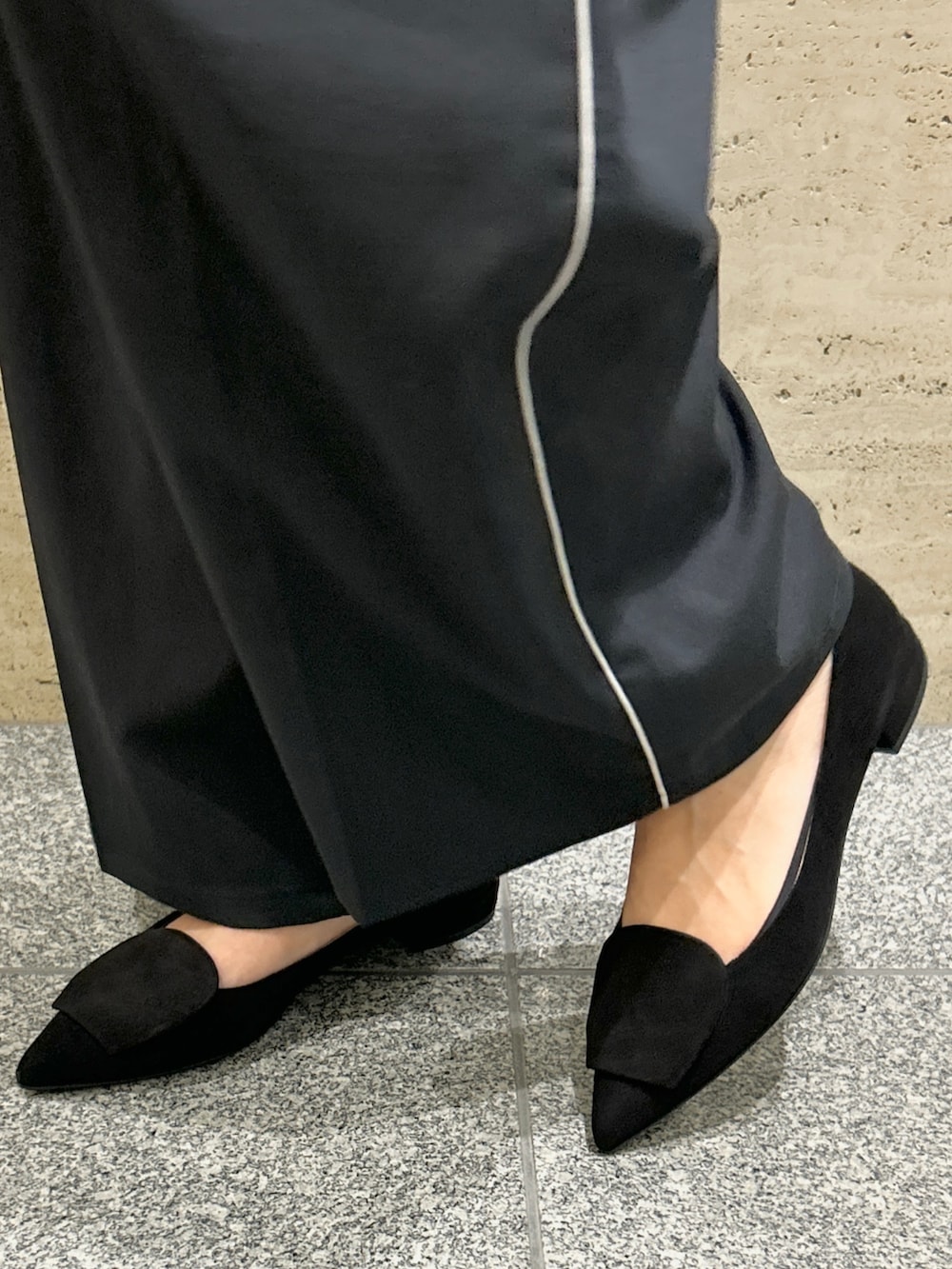 ブラウン系のハンドバッグ、ブラック系のパンプス、ホワイト系のシャツ/ブラウスを着用したレディースの秋コーディネートの4枚目の写真