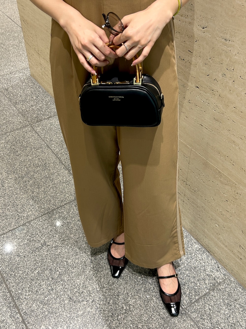 ベージュ系のサロペット/オーバーオール、ホワイト系のハンドバッグ、ブラック系のパンプスを着用したレディースの夏コーディネートの3枚目の写真