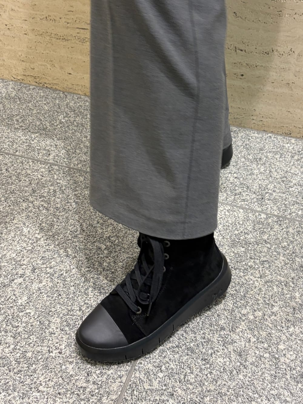 ブラック系のボストンバッグ、ブラック系のブーツ、ブラック系のキーホルダーを着用したレディースの冬コーディネートの4枚目の写真