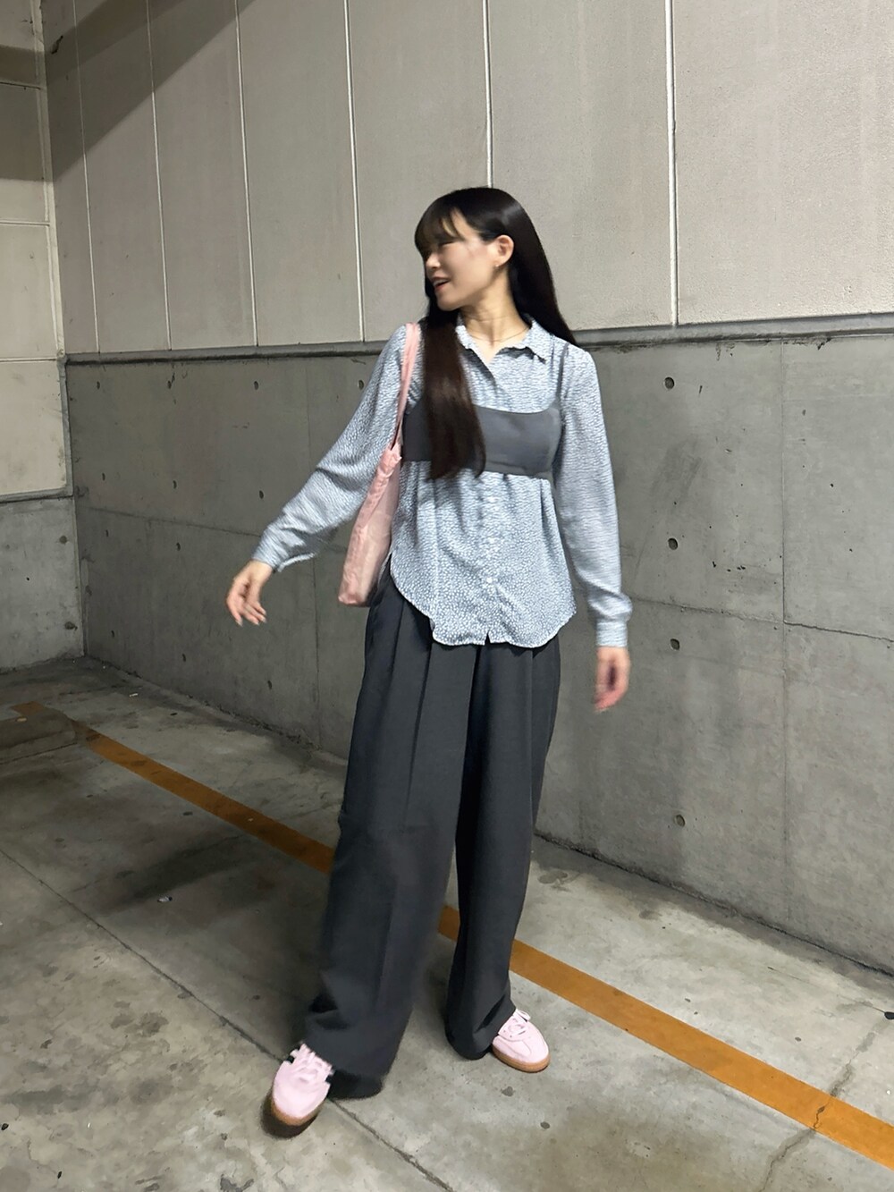 ブルー系のシャツ/ブラウス、ピンク系のスニーカー、グレー系のスラックスを着用したレディースの春コーディネートの2枚目の写真