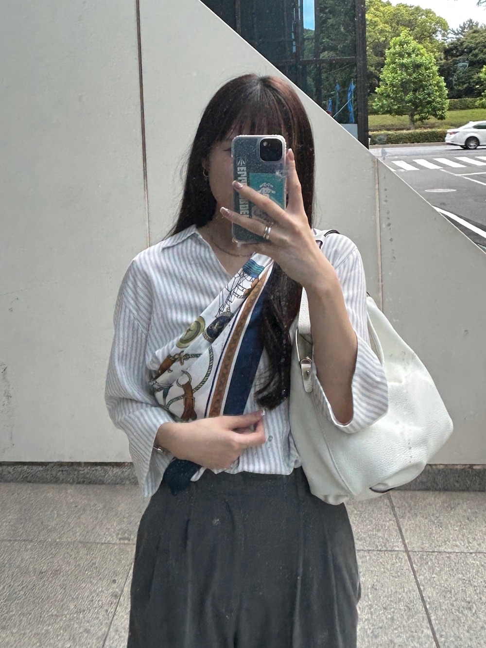 ホワイト系のシャツ/ブラウス、グレー系のスラックス、シルバー系のパンプスを着用したレディースの夏コーディネートの3枚目の写真