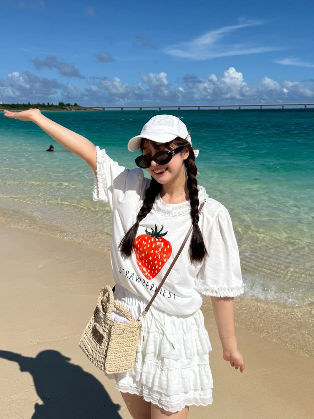 ホワイト系のTシャツ/カットソー、ホワイト系のその他パンツ、ベージュ系のトートバッグを着用したレディースの夏コーディネートの2枚目の写真