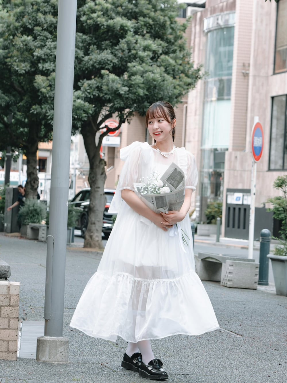 ホワイト系のワンピース、ブラック系のローファーを着用したレディースの夏コーディネートの4枚目の写真