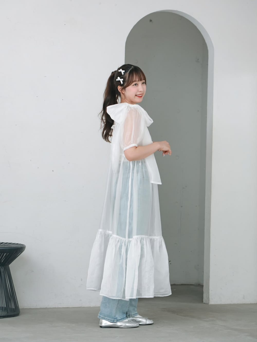 ホワイト系のワンピース、シルバー系のバレエシューズ、ホワイト系のキャミソールを着用したレディースの夏コーディネートの2枚目の写真