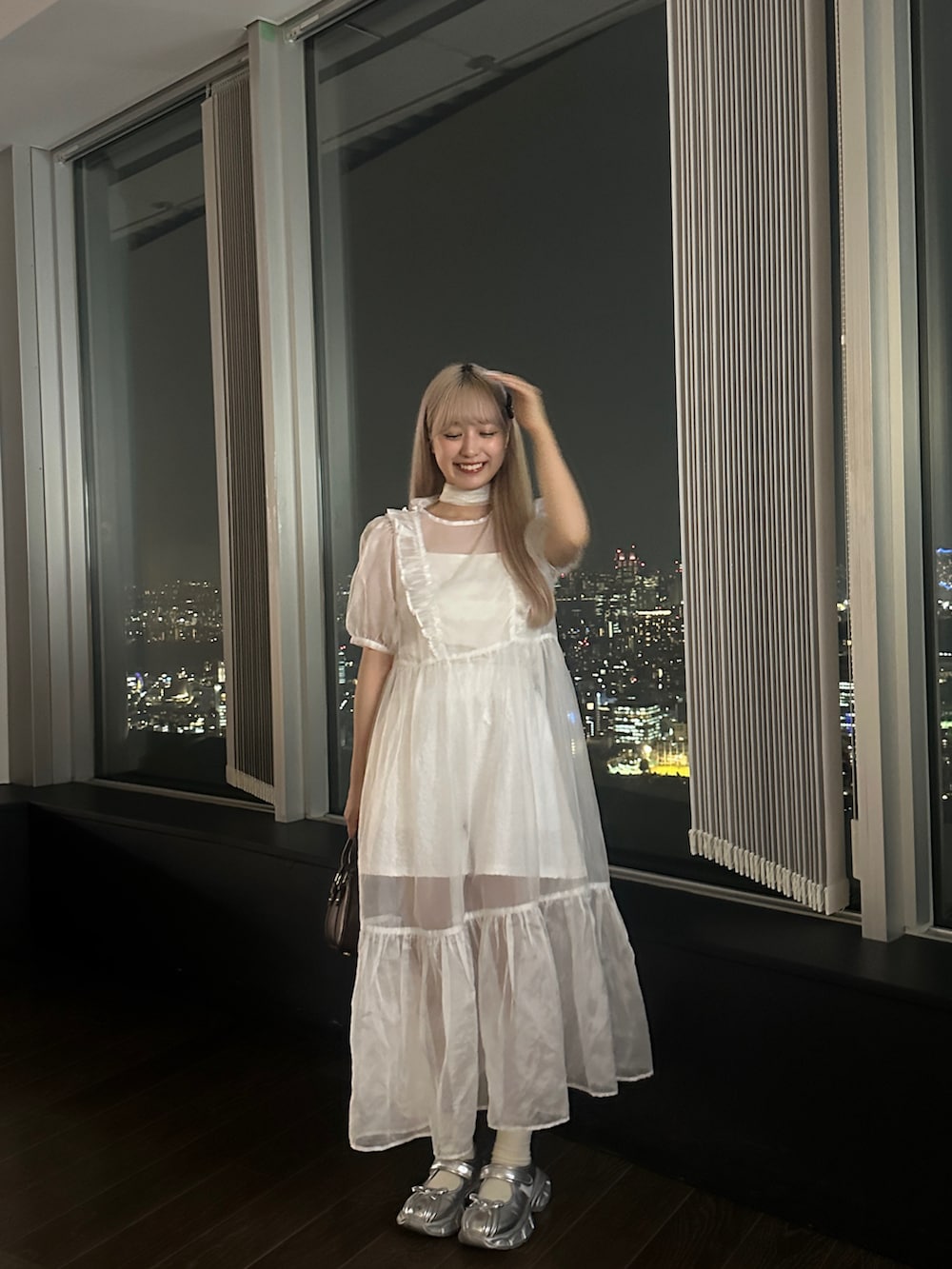 ホワイト系のワンピース、ブラウン系のトートバッグ、ホワイト系のその他パンツを着用したレディースの夏コーディネートの2枚目の写真