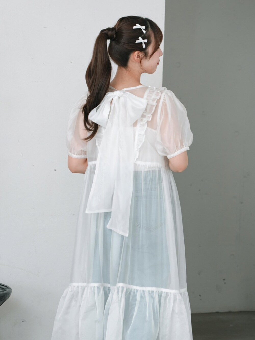 ホワイト系のワンピース、シルバー系のバレエシューズ、ホワイト系のキャミソールを着用したレディースの夏コーディネートの3枚目の写真