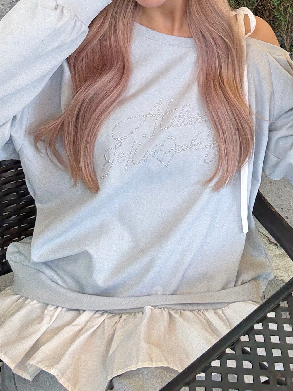 ブルー系のスウェット、その他のボストンバッグ、ブルー系のデニムパンツを着用したレディースの秋コーディネートの3枚目の写真