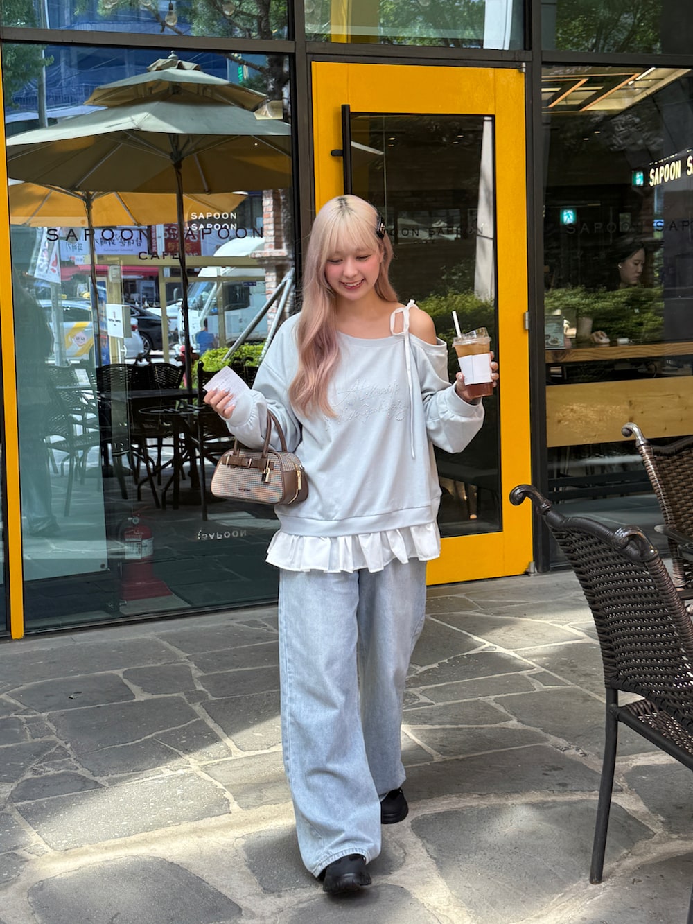 ブルー系のスウェット、その他のボストンバッグ、ブルー系のデニムパンツを着用したレディースの秋コーディネートの2枚目の写真