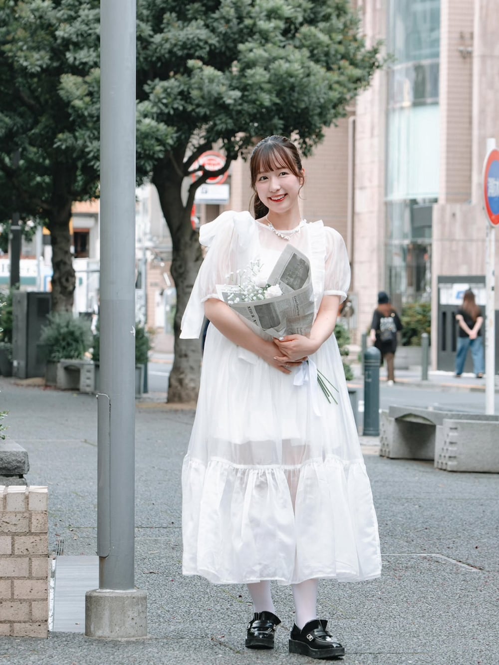 ホワイト系のワンピース、ブラック系のローファーを着用したレディースの夏コーディネートの2枚目の写真