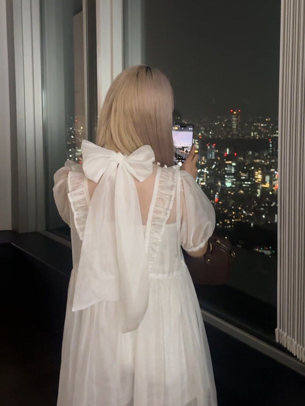 ホワイト系のワンピース、ブラウン系のトートバッグ、ホワイト系のその他パンツを着用したレディースの夏コーディネートの3枚目の写真