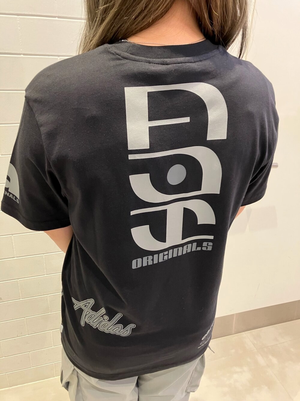 「SL72、ロゴT、スニーカー、スポーツミックス、adidas、アディダス、adidas originals、アディダスオリジナルス、Tシャツ、アディカラー、ローカット、今日のコーデ、夏服」｜「adidasのスポンサーズ 半袖Tシャツ（トップス、ブラック系）」を使った、MMさん（レディース・165cm）の春コーディネートの3枚目の写真