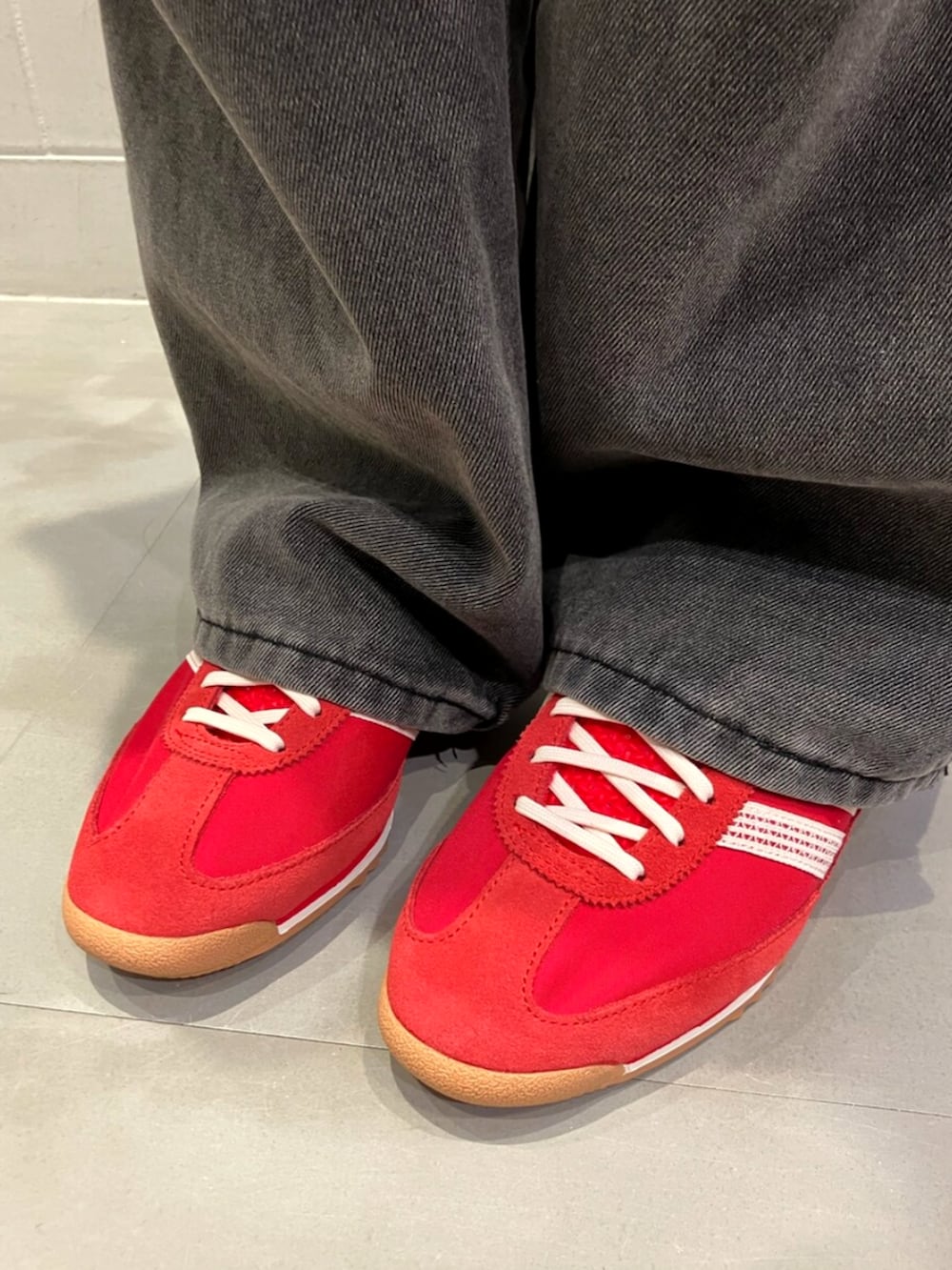 「SL72、ロゴT、スニーカー、スポーツミックス、adidas、アディダス、adidas originals、アディダスオリジナルス、Tシャツ、アディカラー、ローカット、今日のコーデ、夏服」｜「adidasのスポンサーズ 半袖Tシャツ（トップス、ブラック系）」を使った、MMさん（レディース・165cm）の春コーディネートの4枚目の写真