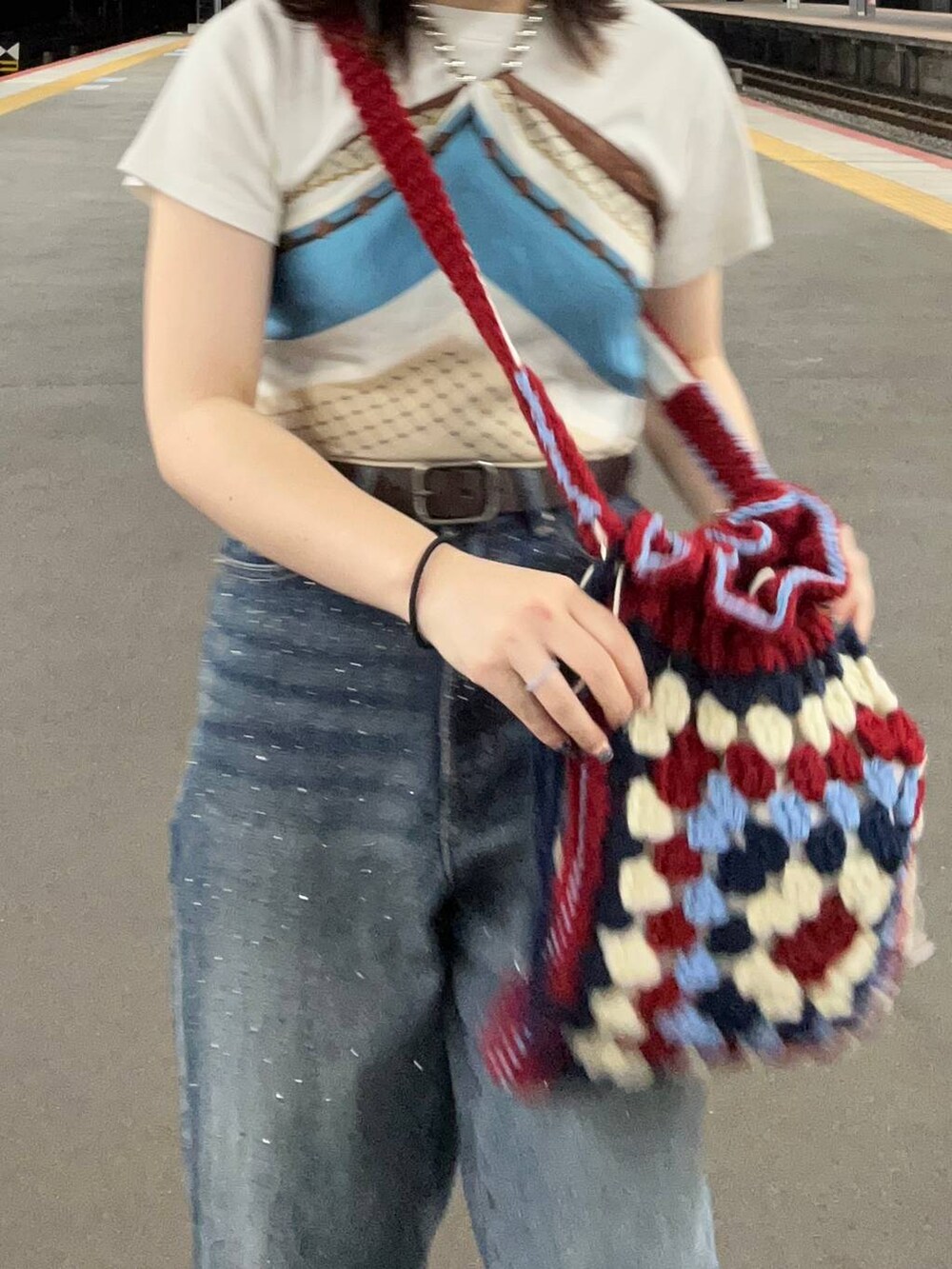 ホワイト系のTシャツ/カットソー、ブルー系のデニムパンツ、ブラウン系のサンダルを着用したレディースの夏コーディネートの2枚目の写真