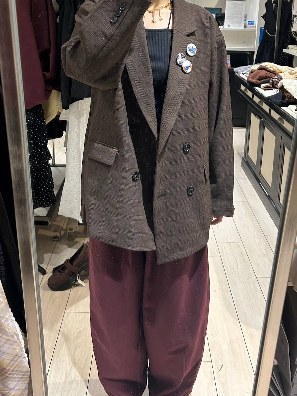 ブラック系のキャミソール、その他のスニーカー、パープル系のその他パンツを着用したレディースの秋コーディネートの4枚目の写真