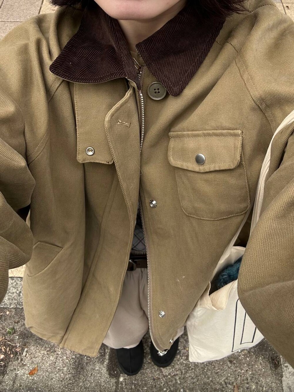 ベージュ系のその他パンツ、ブラウン系のその他アウター、その他のTシャツ/カットソーを着用したレディースの秋コーディネートの5枚目の写真