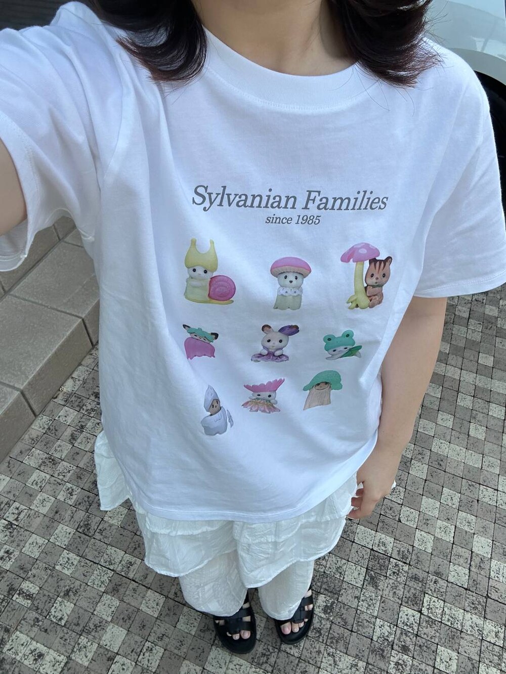 ブラック系のサンダル、ホワイト系のその他パンツ、ホワイト系のキャミソールを着用したレディースの夏コーディネートの3枚目の写真