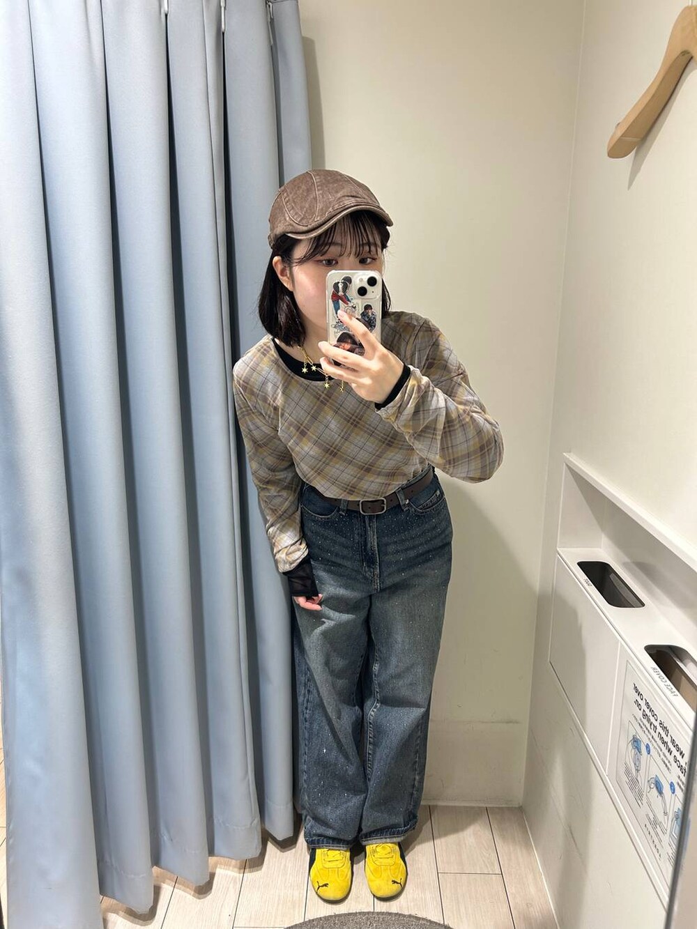 ブルー系のデニムパンツ、イエロー系のTシャツ/カットソー、ブラック系のTシャツ/カットソーを着用したレディースの秋コーディネートの2枚目の写真