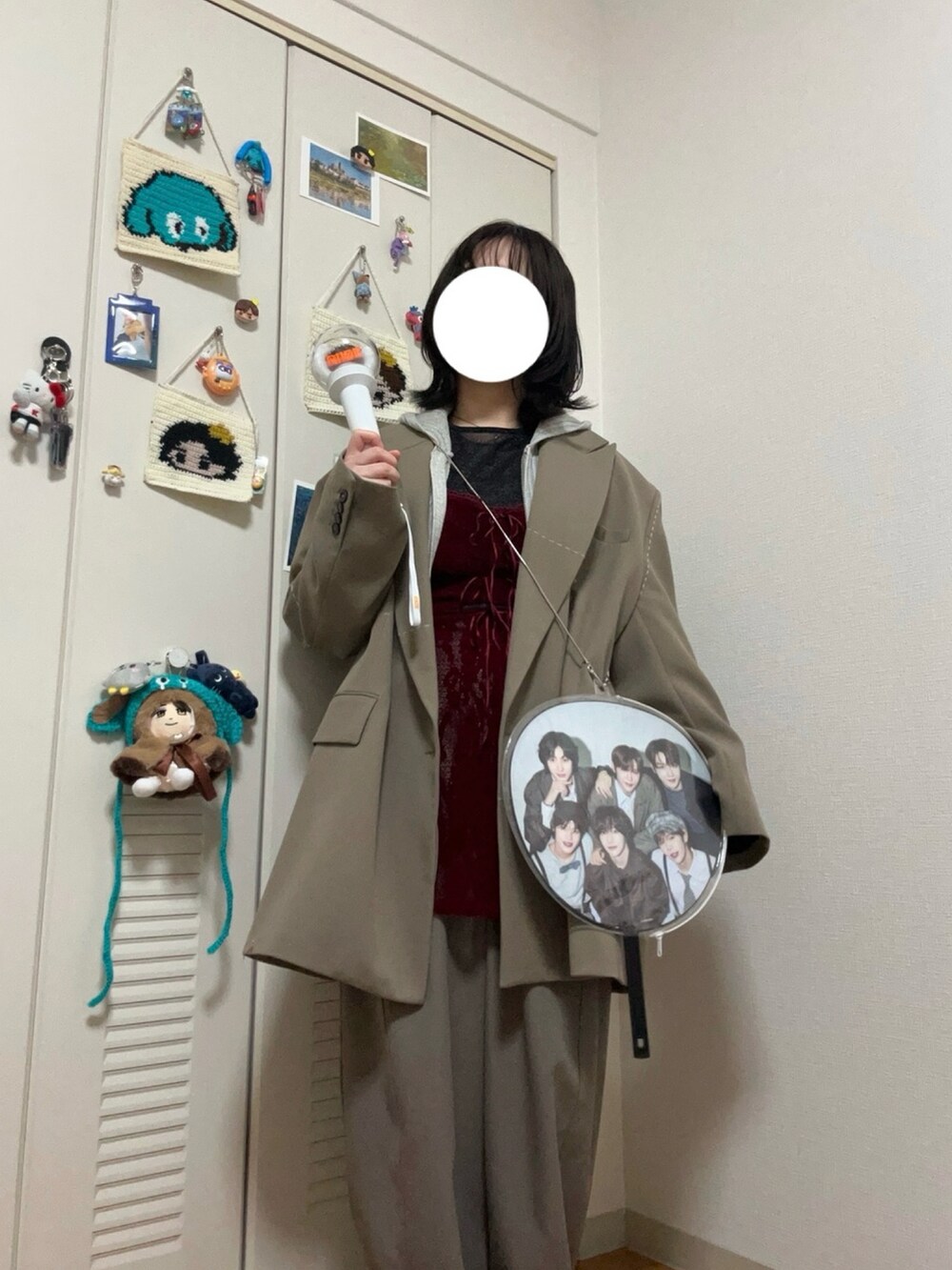 ブラック系のブーツ、ブラウン系のその他パンツ、レッド系のワンピースを着用したレディースの冬コーディネートの2枚目の写真