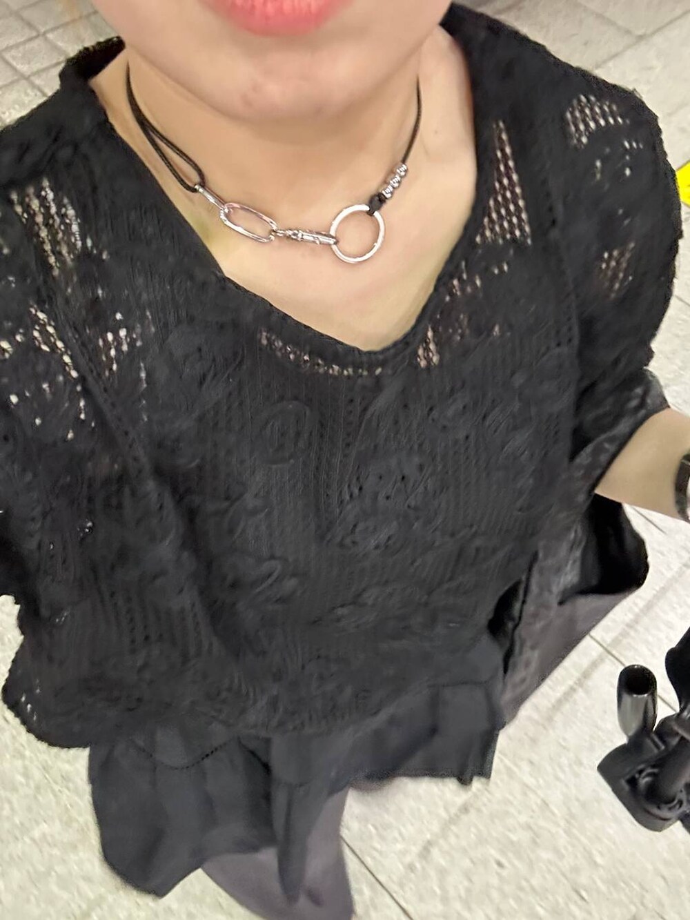 ブラック系のショルダーバッグ、ブラック系のサンダル、グレー系のスラックスを着用したレディースの春コーディネートの3枚目の写真