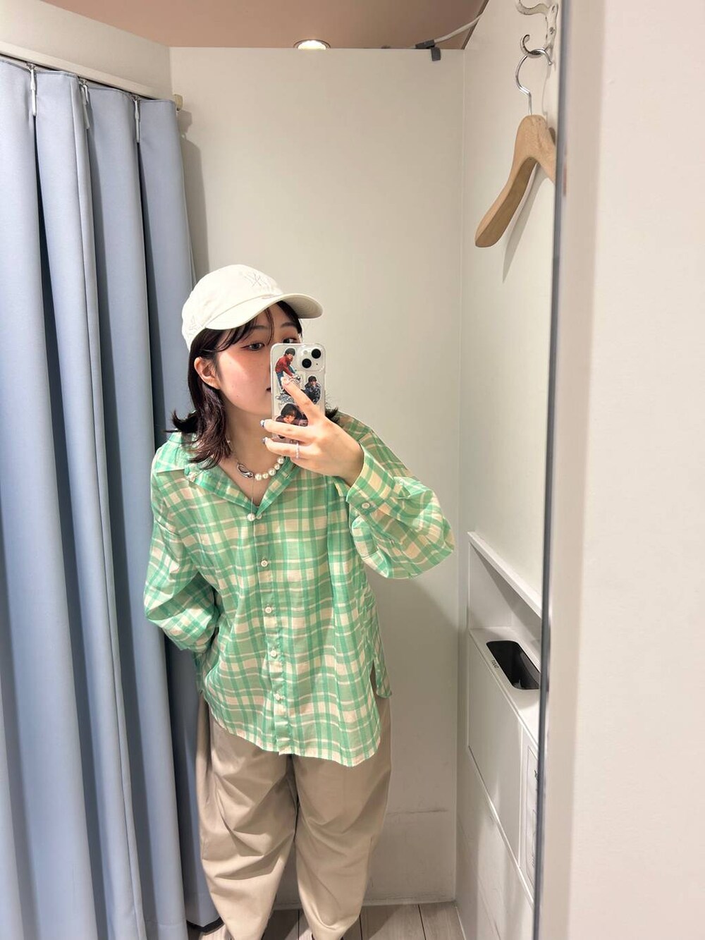 ホワイト系のTシャツ/カットソー、グリーン系のシャツ/ブラウス、ベージュ系のその他パンツを着用したレディースの秋コーディネートの2枚目の写真
