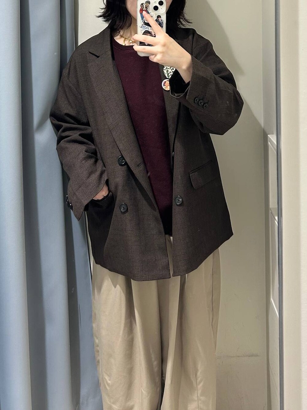 ベージュ系のその他パンツ、ブラウン系のテーラードジャケット、レッド系のニット/セーターを着用したレディースの秋コーディネートの2枚目の写真