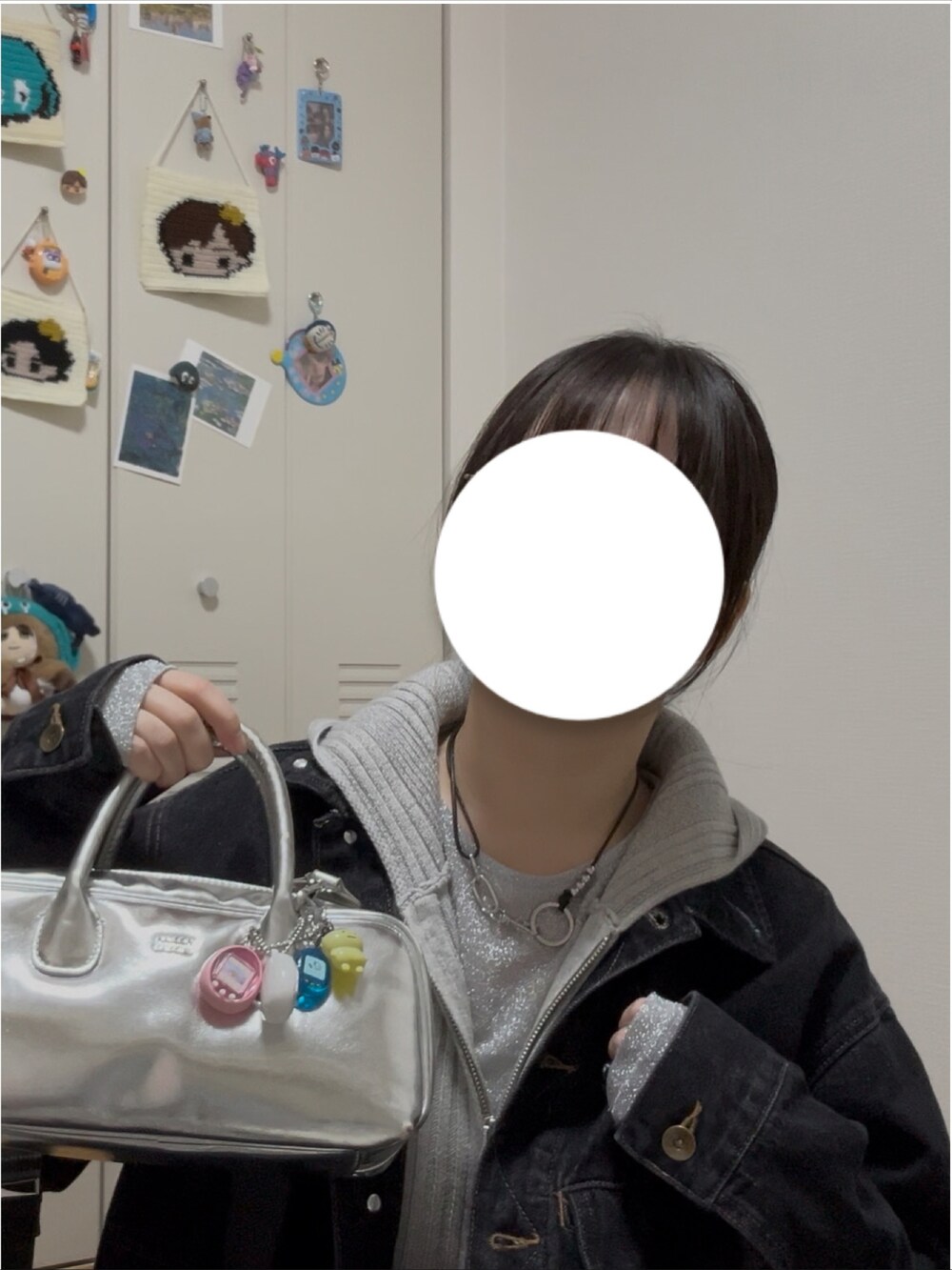 ブラック系のデニムジャケット、グレー系のトップス、シルバー系のTシャツ/カットソーを着用したレディースの冬コーディネートの4枚目の写真