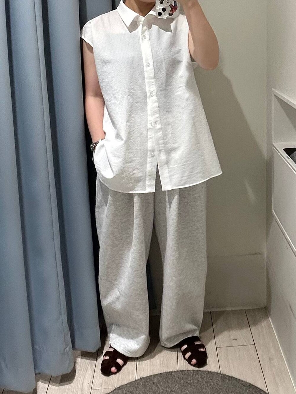 グレー系のスウェットパンツ、ブラウン系のサンダル、ブラック系のワンピースを着用したレディースの夏コーディネートの2枚目の写真