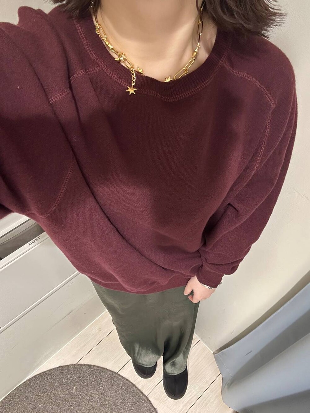 グレー系のスカート、レッド系のニット/セーター、ブラック系のその他シューズを着用したレディースの秋コーディネートの2枚目の写真