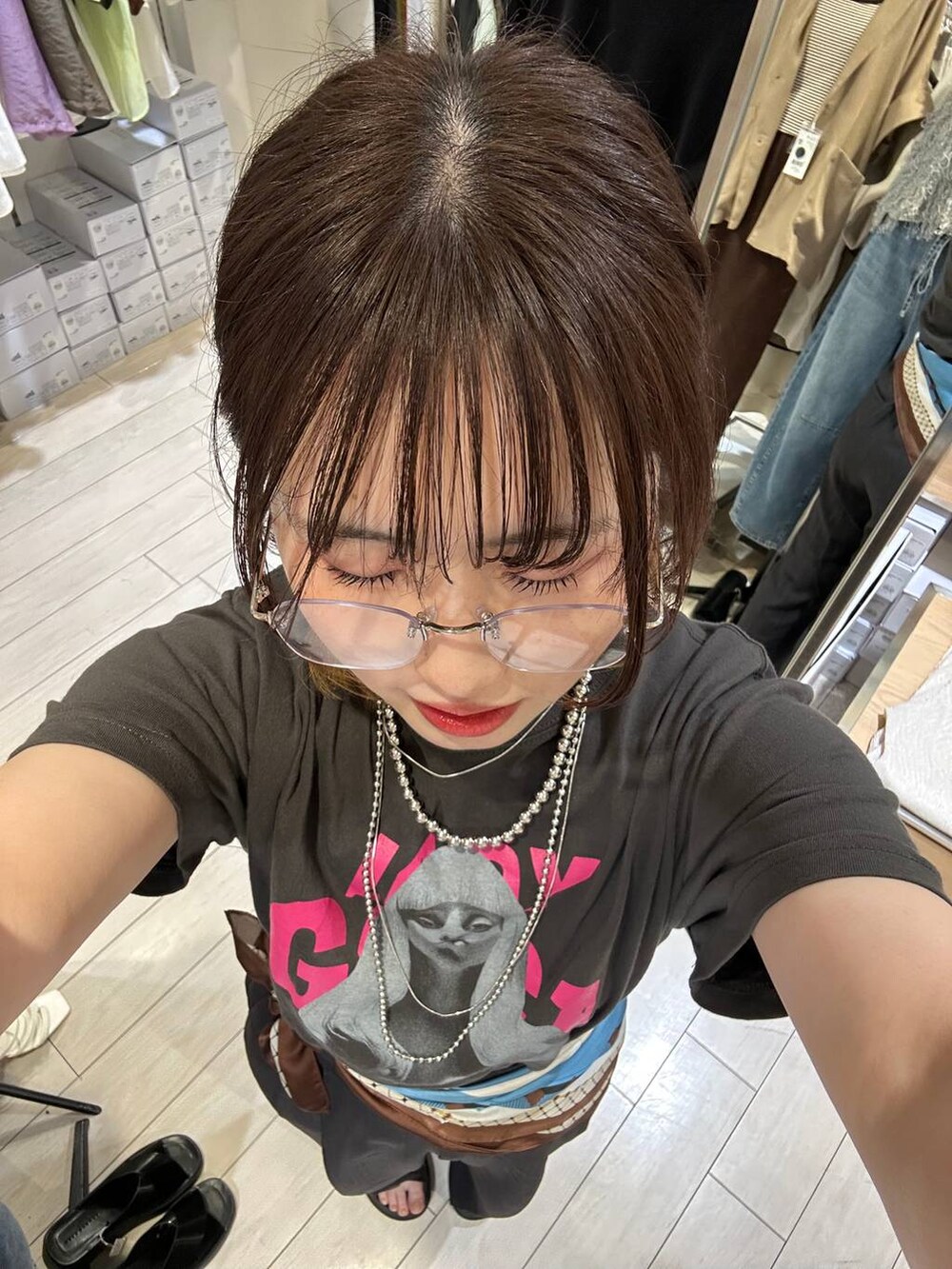 ブラウン系のサンダル、グレー系のTシャツ/カットソー、グレー系のスラックスを着用したレディースの春コーディネートの5枚目の写真