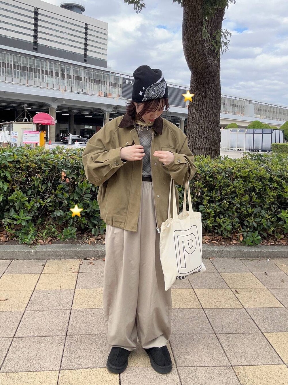 ベージュ系のその他パンツ、ブラウン系のその他アウター、その他のTシャツ/カットソーを着用したレディースの秋コーディネートの2枚目の写真