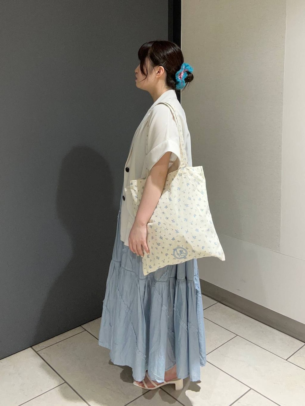 ホワイト系のTシャツ/カットソー、その他のトートバッグ、ホワイト系のサンダルを着用したレディースの春コーディネートの2枚目の写真