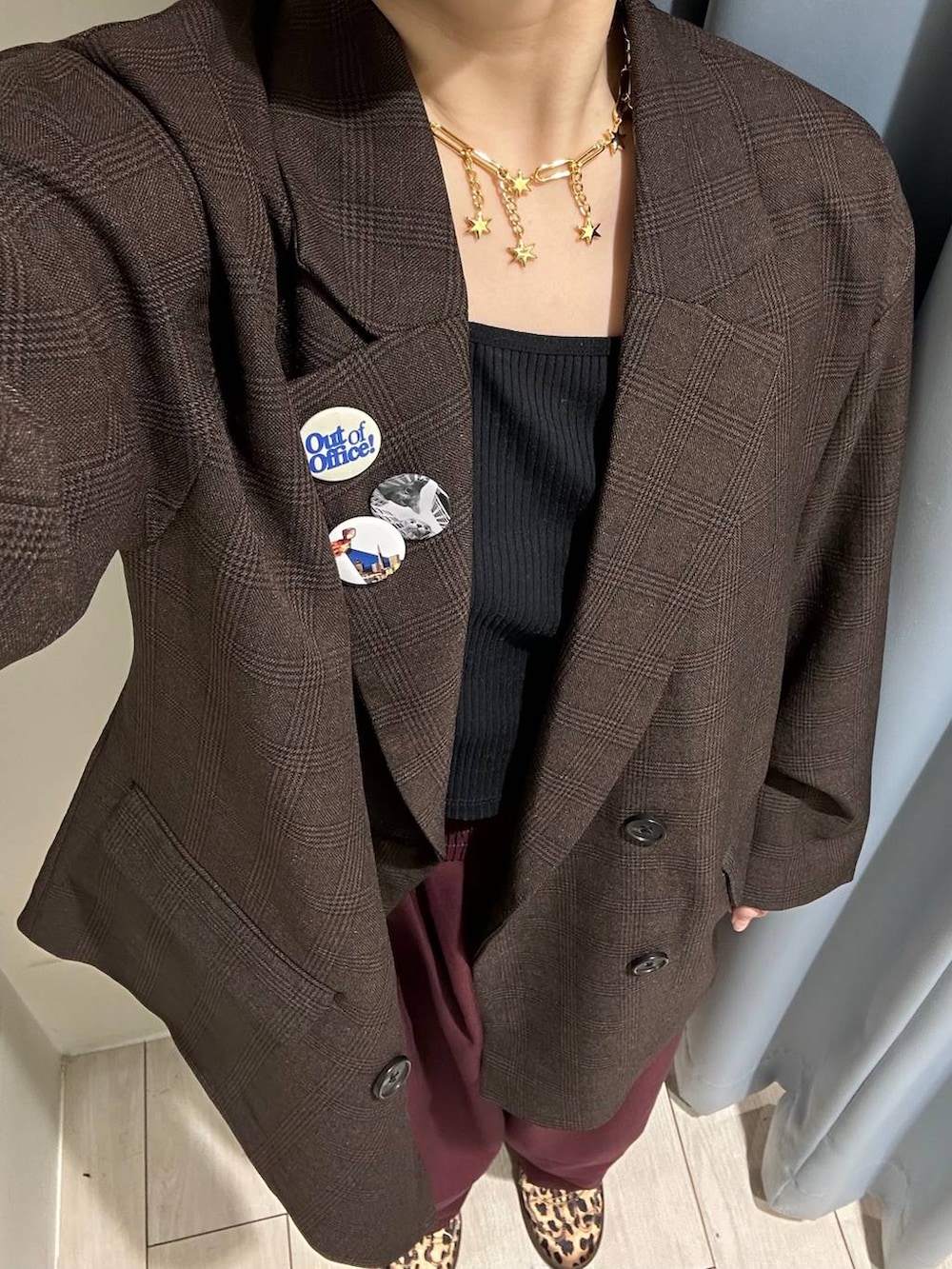 ブラック系のキャミソール、その他のスニーカー、パープル系のその他パンツを着用したレディースの秋コーディネートの3枚目の写真