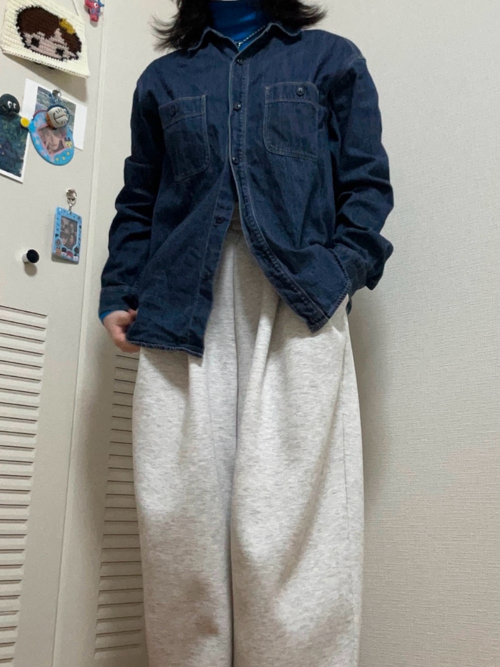 「パンツスタイル、ゆるコーデ、春服、おしゃれさんと繋がりたい、カラーコーデ、outfit、スウェット、今日のコーデ、UNIQLO、LOWRYS FARM、Dr.Martens、JEANASIS、大学生、大学生コーデ、タートルネック」｜「JEANASISの【WEB・一部店舗限定】ソデ2WAY M-65コート/169187（ナイロンジャケット、ホワイト系）」を使った、maiさん（骨格ストレート・レディース・155cm）の冬コーディネートの4枚目の写真