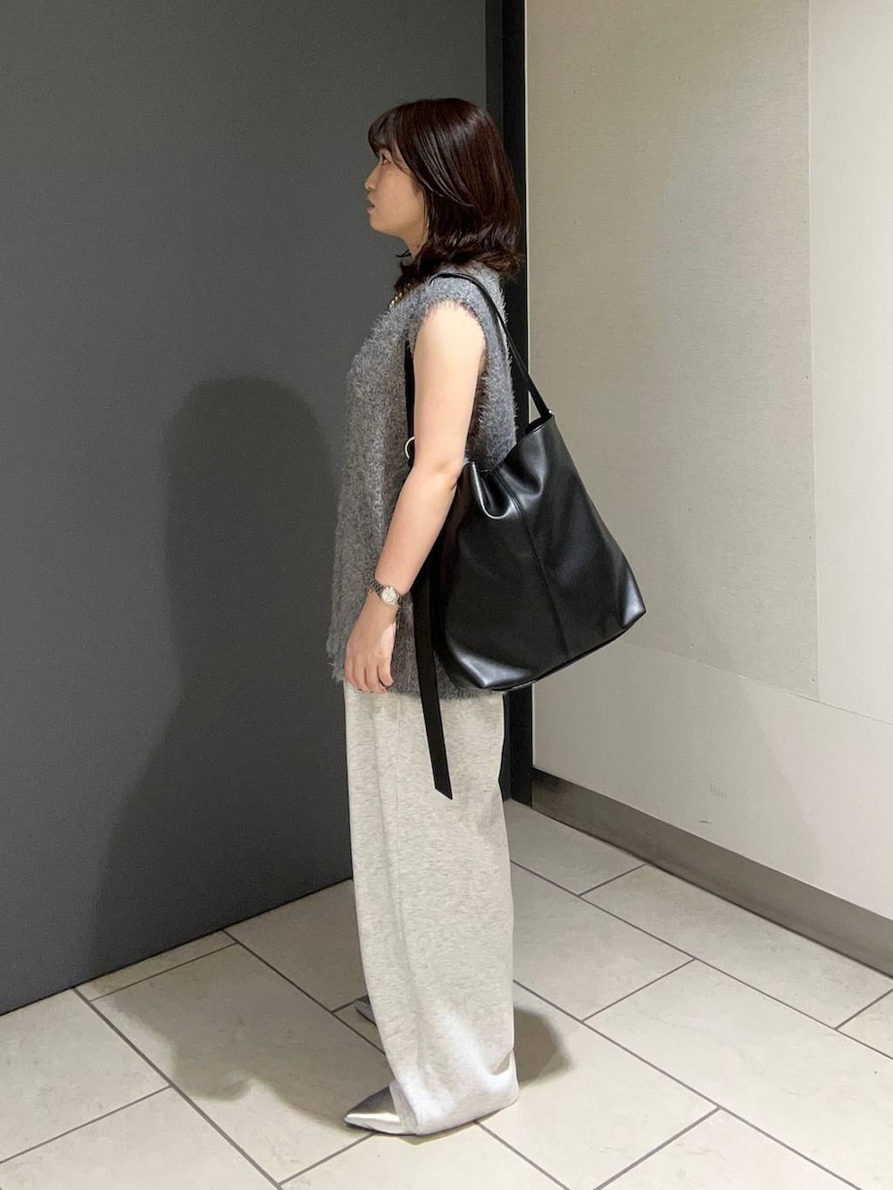 グレー系のスウェットパンツ、パープル系のキャミソール、グレー系のベストを着用したレディースの夏コーディネートの2枚目の写真