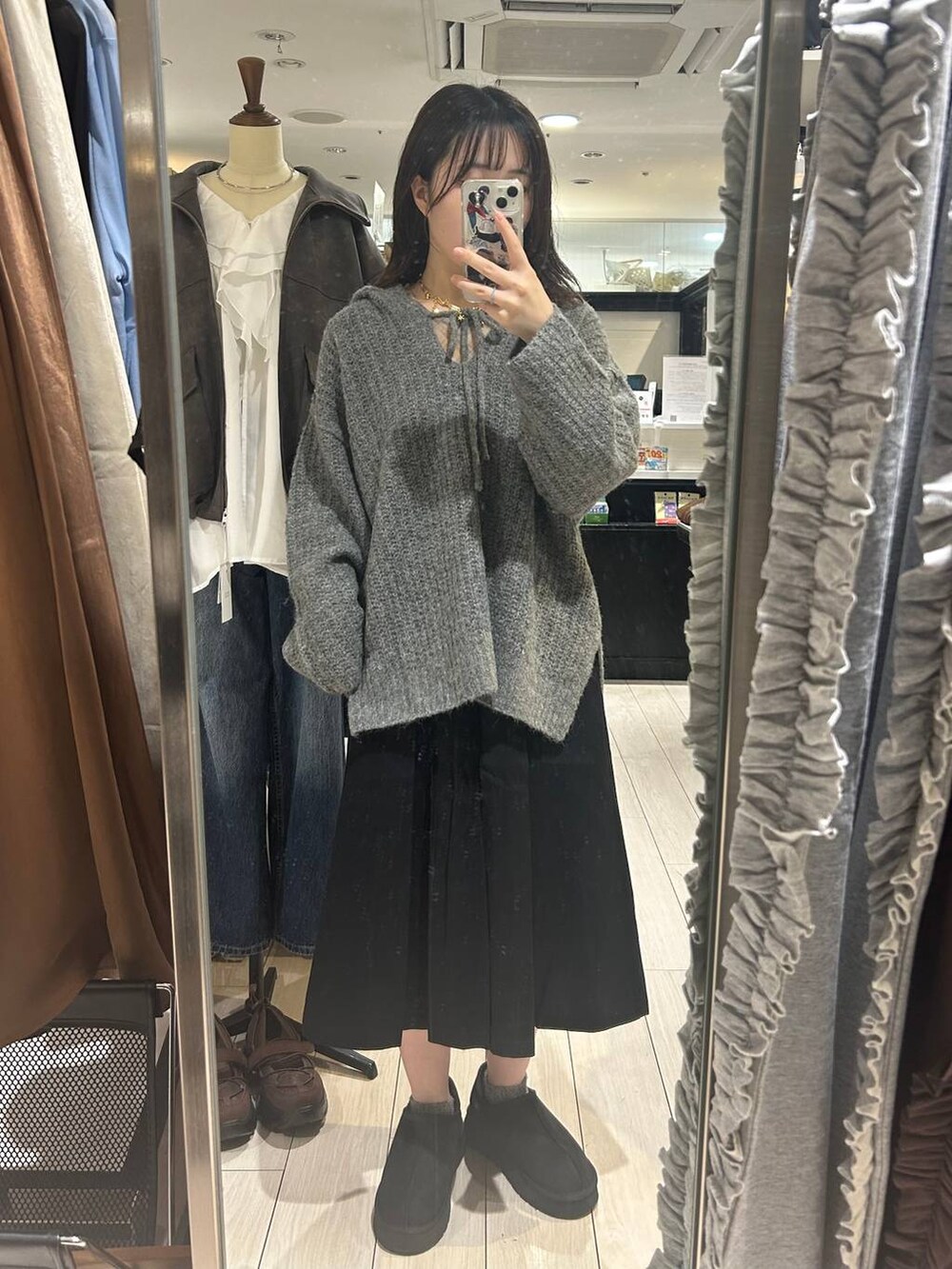 ブラック系のチノパンツ、グレー系のニット/セーター、ブラック系のその他シューズを着用したレディースの秋コーディネートの4枚目の写真