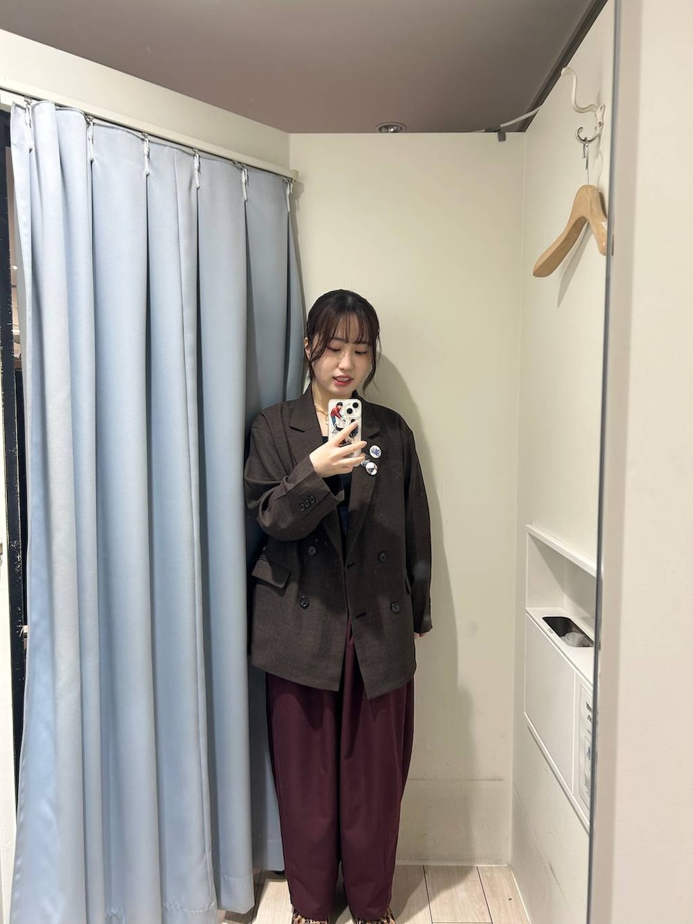 ブラック系のキャミソール、その他のスニーカー、パープル系のその他パンツを着用したレディースの秋コーディネートの2枚目の写真