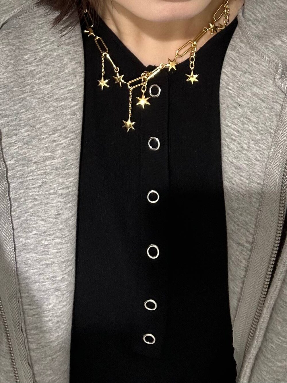 グレー系のパーカー、ブラック系のチノパンツ、ブラック系のニット/セーターを着用したレディースの秋コーディネートの3枚目の写真