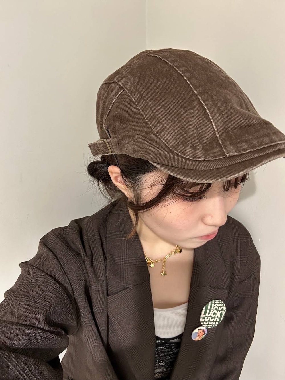 ブルー系のデニムパンツ、ブラウン系のテーラードジャケット、ブラウン系のサンダルを着用したレディースの秋コーディネートの4枚目の写真